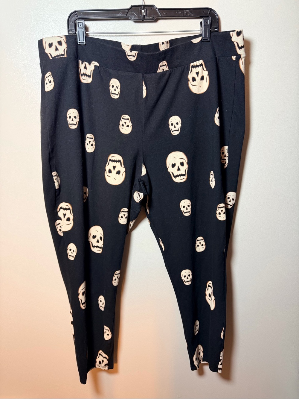 torrid Black Leggings with Cream Heart-Eyed Skull Print 4XL